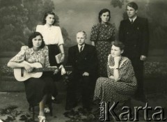 17.05.1954, Postawy, Białoruska SRR, ZSRR.
Berta Litwinowicz (stoi 2. z prawej) z koleżankami i kolegami ze szkoły.
Fot. NN, zbiory Archiwum Historii Mówionej Ośrodka KARTA i Domu Spotkań z Historią, udostępniła Berta Litwinowicz w ramach projektu 