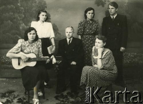 17.05.1954, Postawy, Białoruska SRR, ZSRR.
Berta Litwinowicz (stoi 2. z prawej) z koleżankami i kolegami ze szkoły.
Fot. NN, zbiory Archiwum Historii Mówionej Ośrodka KARTA i Domu Spotkań z Historią, udostępniła Berta Litwinowicz w ramach projektu 