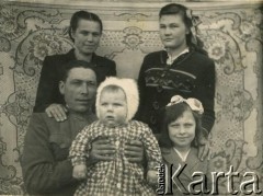 Koniec lat 40, Jarzewo, Białoruska SRR, ZSRR.
Fotografia rodzinna. 1. z prawej szkolna koleżanka Berty Litwinowicz, Danuta wraz z rodziną swojej ciotki (1. z lewej) Jurgielewiczami.
Fot. NN, zbiory Archiwum Historii Mówionej Ośrodka KARTA i Domu Spotkań z Historią, udostępniła Berta Litwinowicz w ramach projektu 