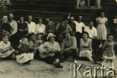 Lata 60./70., Pieszkowce, Białoruska SRR, ZSRR.
Berta Litwinowicz z gitarą w przebraniu podczas spotkania rodzinnego.
Fot. NN, zbiory Archiwum Historii Mówionej Ośrodka KARTA i Domu Spotkań z Historią, udostępniła Berta Litwinowicz w ramach projektu 