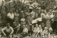 Lata 60./70., Pieszkowce, Białoruska SRR, ZSRR.
Fotografia rodzinna. 4. z lewej w drugim rzędzie od góry Berta Litwinowicz.
Fot. NN, zbiory Archiwum Historii Mówionej Ośrodka KARTA i Domu Spotkań z Historią, udostępniła Berta Litwinowicz w ramach projektu 