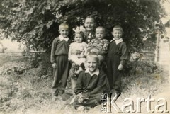 1965, Jarzewo, Białoruska SRR, ZSRR.
Zofia Drobysz, matka Berty Litwinowicz, z wnukami. Na kolanach siedzi córka Berty Litwinowicz, Marina, pozostali to synowie siostry Berty Litwinowicz.
Fot. NN, zbiory Archiwum Historii Mówionej Ośrodka KARTA i Domu Spotkań z Historią, udostępniła Berta Litwinowicz w ramach projektu 