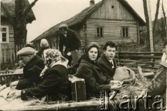 Lata 70., Pieszkowce, Białoruska SRR, ZSRR.
Powrót do domu po weselu stryjecznego brata Jana Litwinowicza, męża Berty Litwinowicz.
Fot. NN, zbiory Archiwum Historii Mówionej Ośrodka KARTA i Domu Spotkań z Historią, udostępniła Berta Litwinowicz w ramach projektu 