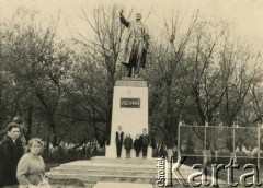 1.05.1967, Postawy, Białoruska SRR, ZSRR.
Pod pomnikiem Lenina. Córka Berty Litwinowicz wraz z innymi dziećmi.
Fot. NN, zbiory Archiwum Historii Mówionej Ośrodka KARTA i Domu Spotkań z Historią, udostępniła Berta Litwinowicz w ramach projektu 