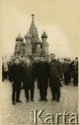 Lata 70., Moskwa, ZSRR.
Jan Litwinowicz (2. z prawej) na placu Czerwonym.
Fot. NN, zbiory Archiwum Historii Mówionej Ośrodka KARTA i Domu Spotkań z Historią, udostępniła Berta Litwinowicz w ramach projektu 