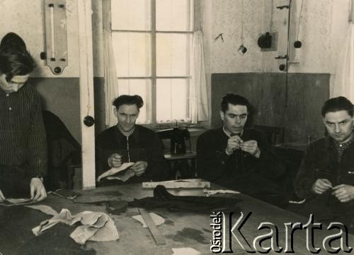 Lata 70., Postawy, Białoruska SRR, ZSRR.
Współpracownicy Jana Litwinowicza (męża Berty Litwinowicz) w trakcie pracy w zakładzie krawieckim. 2. od prawej brat Jana Litwinowicza.
Fot. NN, zbiory Archiwum Historii Mówionej Ośrodka KARTA i Domu Spotkań z Historią, udostępniła Berta Litwinowicz w ramach projektu 
