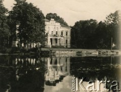 Po 1945, Łyntupy, Białoruska SRR, ZSRR.
Budynek dawnego dworu Biszewskich, w którym po II wojnie otworzono szkołę, do której uczęszczał Jan Litwinowicz.
Fot. NN, zbiory Archiwum Historii Mówionej Ośrodka KARTA i Domu Spotkań z Historią, udostępniła Berta Litwinowicz w ramach projektu 