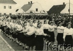 Koniec lat 40., Postawy, Białoruska SRR, ZSRR.
Uroczystości z okazji święta 1-go Maja. Berta Litwinowicz idzie w drugim rzędzie 5. od prawej.
Fot. NN, zbiory Archiwum Historii Mówionej Ośrodka KARTA i Domu Spotkań z Historią, udostępniła Berta Litwinowicz w ramach projektu 