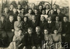 5.06.1952, Postawy, Białoruska SRR, ZSRR.
Zdjęcie klasowe. Berta Litwinowicz stoi w drugim rzędzie od góry 3. z lewej.
Fot. NN, zbiory Archiwum Historii Mówionej Ośrodka KARTA i Domu Spotkań z Historią, udostępniła Berta Litwinowicz w ramach projektu 