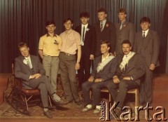 Lata 80., Święciany, Litewska SRR, ZSRR.
Grupa mężczyzn obecnych na ślubie Władysława Buciuta (1. z lewej).
Fot. NN, zbiory Archiwum Historii Mówionej Ośrodka KARTA i Domu Spotkań z Historią, udostępniła Berta Litwinowicz w ramach projektu 