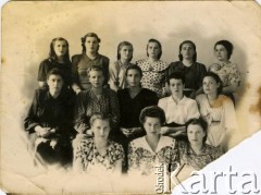 Lata 50., brak miejsca.
Grupa kobiet. W 1. rzędzie od góry 3. z lewej Scholastyka Pauksztello.
Fot. NN, zbiory Archiwum Historii Mówionej Ośrodka KARTA i Domu Spotkań z Historią, udostępniła Scholastyka Pauksztello w ramach projektu 