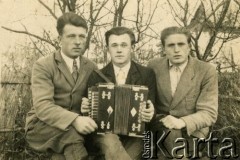Lata 50., Białoruska SRR, ZSRR.
Portret trzech mężczyzn w plenerze. Wacław Stańczyk (z lewej).
Fot. NN, zbiory Archiwum Historii Mówionej Ośrodka KARTA i Domu Spotkań z Historią, udostępnił Wacław Stańczyk w ramach projektu 