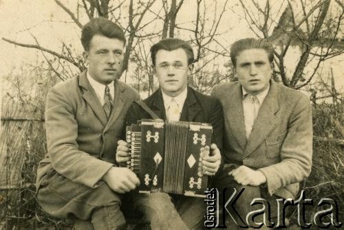 Lata 50., Białoruska SRR, ZSRR.
Portret trzech mężczyzn w plenerze. Wacław Stańczyk (z lewej).
Fot. NN, zbiory Archiwum Historii Mówionej Ośrodka KARTA i Domu Spotkań z Historią, udostępnił Wacław Stańczyk w ramach projektu 