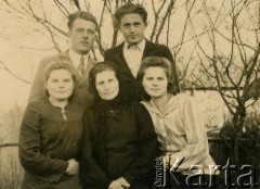 Lata 50., Białoruska SRR, ZSRR.
Wacław Stańczyk (stoi z lewej) z matką i rodzeństwem.
Fot. NN, zbiory Archiwum Historii Mówionej Ośrodka KARTA i Domu Spotkań z Historią, udostępnił Wacław Stańczyk w ramach projektu 