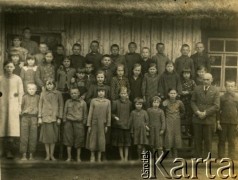 Przed 1939, prawdopodobnie Komaje, woj. wileńskie, Polska.
Uczniowie przed szkołą.
Fot. NN, zbiory Archiwum Historii Mówionej Ośrodka KARTA i Domu Spotkań z Historią, udostępnił Wacław Stańczyk w ramach projektu 