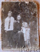 Ok. 1932, Kustownica, BSRR.
Regina Antonowicz (z prawej) z matką i bratem.
Fot. NN, zbiory Archiwum Historii Mówionej Ośrodka KARTA i Domu Spotkań z Historią, udostępniła Regina Antonowicz w ramach projektu 