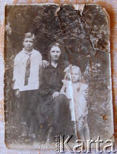 Ok. 1932, Kustownica, BSRR.
Regina Antonowicz (z prawej) z matką i bratem.
Fot. NN, zbiory Archiwum Historii Mówionej Ośrodka KARTA i Domu Spotkań z Historią, udostępniła Regina Antonowicz w ramach projektu 