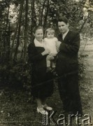 Lata 60., brak miejsca.
Irena i Piotr Kukowscy z córką Aliną.
Fot. NN, zbiory Archiwum Historii Mówionej Ośrodka KARTA i Domu Spotkań z Historią, udostępniła Irena Kukowska w ramach projektu 