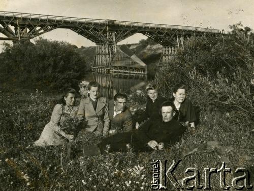 1951, Hermanowicze, Białoruska SRR, ZSRR.
Grupa osób na łące nad rzeką. 1. z prawej Irena Kukowska.
Fot. NN, zbiory Archiwum Historii Mówionej Ośrodka KARTA i Domu Spotkań z Historią, udostępniła Irena Kukowska w ramach projektu 