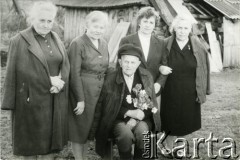 1988, Szyszki, Białoruska SRR, ZSRR.
Setne urodziny ojca Ireny Kukowskiej (z d. Kozłowskiej). Od lewej: Helena, Irena, Jadwiga, Maria Kozłowskie.
Fot. NN, zbiory Archiwum Historii Mówionej Ośrodka KARTA i Domu Spotkań z Historią, udostępniła Irena Kukowska w ramach projektu 