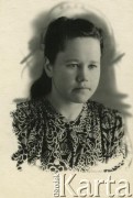 Lata 50., Hermanowicze, Białoruska SRR, ZSRR.
Portret Ireny Kukowskiej z d. Kozłowskiej.
Fot. NN, zbiory Archiwum Historii Mówionej Ośrodka KARTA i Domu Spotkań z Historią, udostępniła Irena Kukowska w ramach projektu 