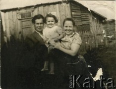 Lata 60., brak miejsca.
Irena i Piotr Kukowscy z córką Aliną.
Fot. NN, zbiory Archiwum Historii Mówionej Ośrodka KARTA i Domu Spotkań z Historią, udostępniła Irena Kukowska w ramach projektu 