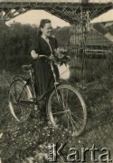 1951, Hermanowicze, Białoruska SRR, ZSRR.
Portret Ireny Kukowskiej nad rzeką.
Fot. NN, zbiory Archiwum Historii Mówionej Ośrodka KARTA i Domu Spotkań z Historią, udostępniła Irena Kukowska w ramach projektu 