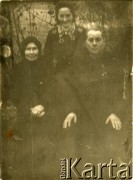 Po 1945, Białoruska SRR, ZSRR.
Maria Suchowiejko (w środku) z rodzicami.
Fot. NN, zbiory Archiwum Historii Mówionej Ośrodka KARTA i Domu Spotkań z Historią, udostępniła Maria Suchowiejko w ramach projektu 