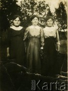 Początek XX wieku, brak miejsca.
Portret dziewcząt w plenerze. 1. z prawej matka Marii Suchowiejko.
Fot. NN, zbiory Archiwum Historii Mówionej Ośrodka KARTA i Domu Spotkań z Historią, udostępniła Maria Suchowiejko w ramach projektu 