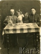Przed 1939, brak miejsca.
Mężczyźni przy stole. 1. z lewej Albin Romańczuk, wuj Marii Suchowiejko.
Fot. NN, zbiory Archiwum Historii Mówionej Ośrodka KARTA i Domu Spotkań z Historią, udostępniła Maria Suchowiejko w ramach projektu 