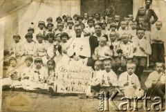 23.07.1938, Udział, woj. wileńskie, Polska.
Zdjęcie komunijne Marii Suchowiejko (w 3. rzędzie od dołu, 2. z lewej).
Fot. NN, zbiory Archiwum Historii Mówionej Ośrodka KARTA i Domu Spotkań z Historią, udostępniła Maria Suchowiejko w ramach projektu 