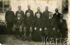Przed 1939, Udział, Polska.
Komitet parafialny. 2. z lewej stoi Jan Suchowiejko, ojciec Marii Suchowiejko, w środku ks. Franciszek Oleszkiewicz.
Fot. NN, zbiory Archiwum Historii Mówionej Ośrodka KARTA i Domu Spotkań z Historią, udostępniła Maria Suchowiejko w ramach projektu 
