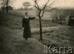 Po 1945, Białoruska SRR, ZSRR.
Portret Marii Suchowiejko w plenerze.
Fot. NN, zbiory Archiwum Historii Mówionej Ośrodka KARTA i Domu Spotkań z Historią, udostępniła Maria Suchowiejko w ramach projektu 