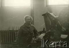 Lata 60./70., Głębokie, Białoruska SRR, ZSRR.
Maria Suchowiejko podczas pracy w fabryce dywanów.
Fot. NN, zbiory Archiwum Historii Mówionej Ośrodka KARTA i Domu Spotkań z Historią, udostępniła Maria Suchowiejko w ramach projektu 