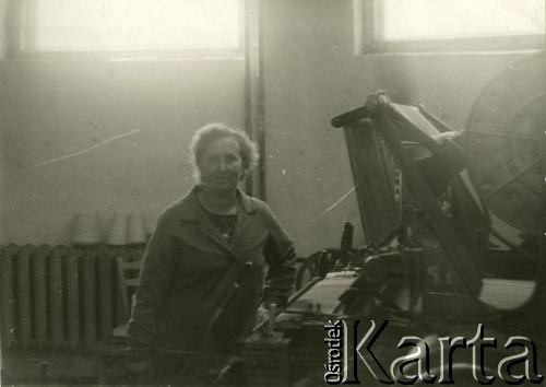 Lata 60./70., Głębokie, Białoruska SRR, ZSRR.
Maria Suchowiejko podczas pracy w fabryce dywanów.
Fot. NN, zbiory Archiwum Historii Mówionej Ośrodka KARTA i Domu Spotkań z Historią, udostępniła Maria Suchowiejko w ramach projektu 