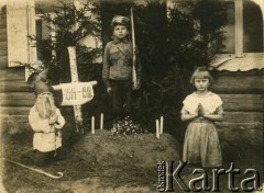 Lata 20., brak miejsca.
Dzieci przy grobie.
Fot. NN, zbiory Archiwum Historii Mówionej Ośrodka KARTA i Domu Spotkań z Historią, udostępniła Janina Kukian w ramach projektu 