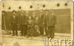 Lata 30., brak miejsca.
Grupa mężczyzn przed statkiem. Wśród nich ojciec Bernardy Żdanowicz.
Fot. NN, zbiory Archiwum Historii Mówionej Ośrodka KARTA i Domu Spotkań z Historią, udostępniła Bernarda Żdanowicz w ramach projektu 