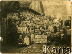 1934, Hapony, pow. dziśnieński, woj, wileńskie, Polska.
Zdjęcie klasowe uczniów II klasowej Publicznej Szkoły Powszechnej. W 1. rzędzie 2. z lewej Benarda Żdanowicz (w berecie).
Fot. NN, zbiory Archiwum Historii Mówionej Ośrodka KARTA i Domu Spotkań z Historią, udostępniła Bernarda Żdanowicz w ramach projektu 