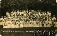 4.08.1935, Łużki, pow. dziśnieński, woj. wileńskie, Polska.
Pamiątka I Komunii Świętej. W 1. rzędzie 1. z lewej Bernarda Żdanowicz.
Fot. NN, zbiory Archiwum Historii Mówionej Ośrodka KARTA i Domu Spotkań z Historią, udostępniła Bernarda Żdanowicz w ramach projektu 