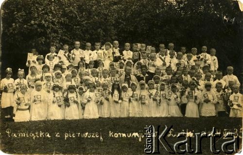4.08.1935, Łużki, pow. dziśnieński, woj. wileńskie, Polska.
Pamiątka I Komunii Świętej. W 1. rzędzie 1. z lewej Bernarda Żdanowicz.
Fot. NN, zbiory Archiwum Historii Mówionej Ośrodka KARTA i Domu Spotkań z Historią, udostępniła Bernarda Żdanowicz w ramach projektu 