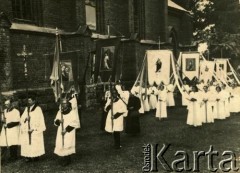 Lata 50., Usowo, gm. Plissa, Białoruska SRR, ZSRR.
Procesja Bożego Ciała. Bernarda Żdanowicz niesie biały feretron (1 biały od lewej, 4. od prawej)
Fot. NN, zbiory Archiwum Historii Mówionej Ośrodka KARTA i Domu Spotkań z Historią, udostępniła Bernarda Żdanowicz w ramach projektu 