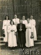 Lata 50., Usowo, gm. Plissa, Białoruska SRR, ZSRR.
Grupa bielanek przed kościołem. 2. rząd 1. z prawej Barnarda Żdanowicz.
Fot. NN, zbiory Archiwum Historii Mówionej Ośrodka KARTA i Domu Spotkań z Historią, udostępniła Bernarda Żdanowicz w ramach projektu 