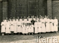Lata 50., Usowo, gm. Plissa, Białoruska SRR, ZSRR.
Grupa bielanek (Dziewczęca Służba Maryjna) przed kościołem. Wśród nich Barnarda Żdanowicz.
Fot. NN, zbiory Archiwum Historii Mówionej Ośrodka KARTA i Domu Spotkań z Historią, udostępniła Bernarda Żdanowicz w ramach projektu 
