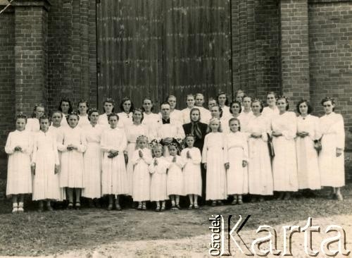 Lata 50., Usowo, gm. Plissa, Białoruska SRR, ZSRR.
Grupa bielanek (Dziewczęca Służba Maryjna) przed kościołem. Wśród nich Barnarda Żdanowicz.
Fot. NN, zbiory Archiwum Historii Mówionej Ośrodka KARTA i Domu Spotkań z Historią, udostępniła Bernarda Żdanowicz w ramach projektu 