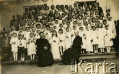 Druga połowa lat 30., Polska.
Pamiątka I Komunii Świętej.
Fot. NN, zbiory Archiwum Historii Mówionej Ośrodka KARTA i Domu Spotkań z Historią, udostępnili Józefa i Józef Karniewiczowie w ramach projektu 
