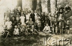 Druga połowa lat 30., Polska.
Zdjęcie pamiątkowe dzieci ze szkoły powszechnej w Starzynkach.
Fot. NN, zbiory Archiwum Historii Mówionej Ośrodka KARTA i Domu Spotkań z Historią, udostępnili Józefa i Józef Karniewiczowie w ramach projektu 