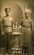 Początek XX wieku, brak miejsca.
Portret dwóch żołnierzy w rosyjskich mundurach. Fotografia z rodzinnego archiwum Anny Bogowicz.
Fot. NN, zbiory Archiwum Historii Mówionej Ośrodka KARTA i Domu Spotkań z Historią, udostępniła Anna Bogowicz w ramach projektu 