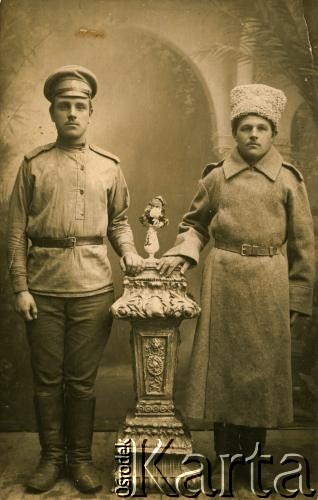 Początek XX wieku, brak miejsca.
Portret dwóch żołnierzy w rosyjskich mundurach. Fotografia z rodzinnego archiwum Anny Bogowicz.
Fot. NN, zbiory Archiwum Historii Mówionej Ośrodka KARTA i Domu Spotkań z Historią, udostępniła Anna Bogowicz w ramach projektu 