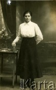 Ok. 1900, brak miejsca.
Portret kobiety z rodzinnego archiwum Anny Bogowicz.
Fot. NN, zbiory Archiwum Historii Mówionej Ośrodka KARTA i Domu Spotkań z Historią, udostępniła Anna Bogowicz w ramach projektu 