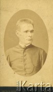 Ok. 1890, Wilno, Zabór rosyjski.
Portret mężczyzny pochodzący z archiwum rodzinnego Anny Bogowicz. Fotografia wykonana w atelier fotograficznym 